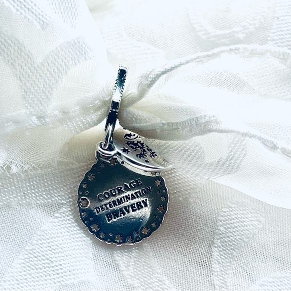 🦁 NWOT Gryffindor Charm – Harry Potter ✨ - Picture 7 of 9